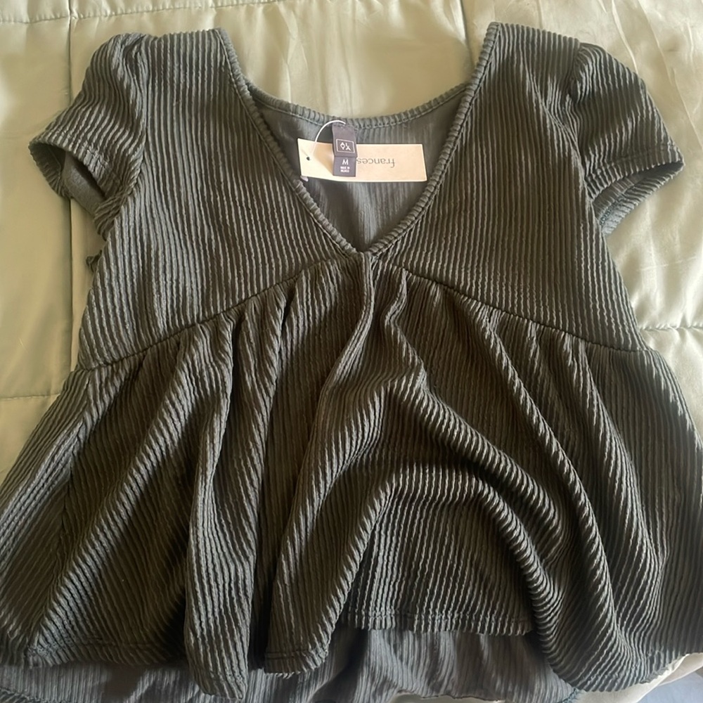 francesca’s green flowy top